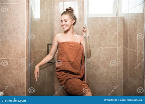 Hot Girls In Shower & Naked Women Photos